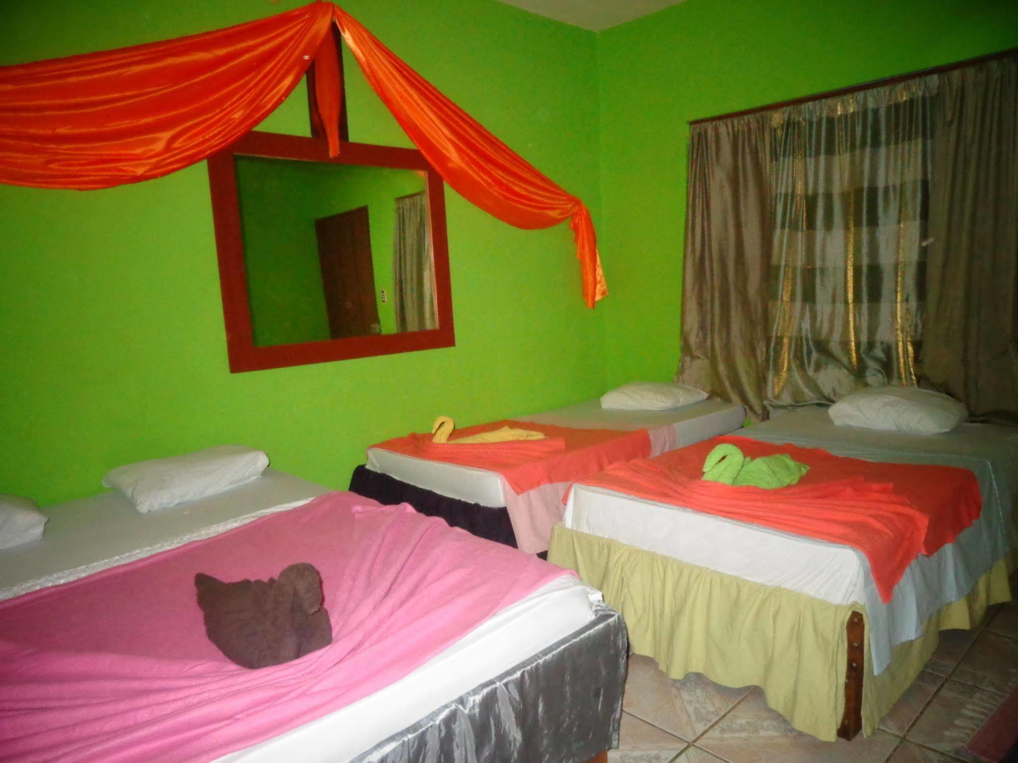 Cabinas Tortuguero Natural Hostel Екстериор снимка